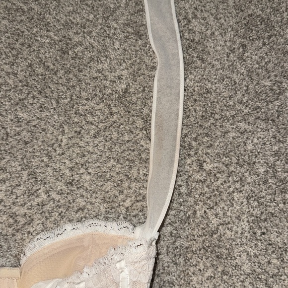 Romanza Gown in White Chantilly Lace V. Chapman - Picture 6 of 11